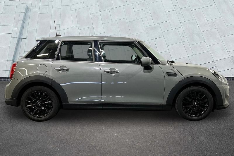 Begagnad Mini Cooper Classic 134 HK (98 kW) 2022 Grå Halvkombi