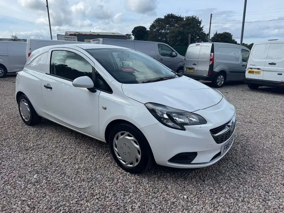 Used Vauxhall Corsa 95 HP (69 kW) 2018 White Hatchback