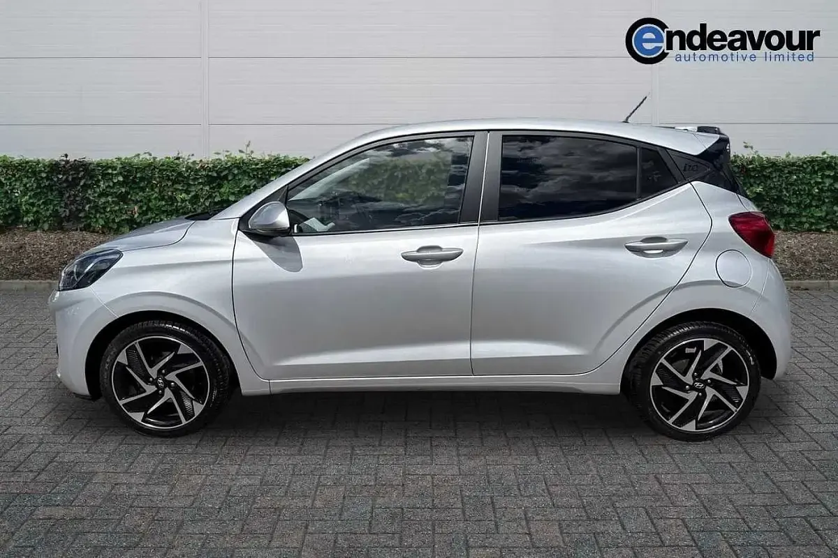 Used Hyundai i10 Premium 84 HP (61 kW) 2022 Silver Hatchback