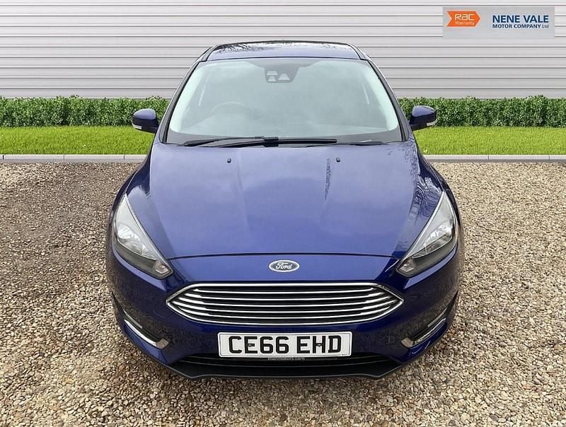 Used Ford Focus Titanium 120 HP (88 kW) 2016 Blue Hatchback