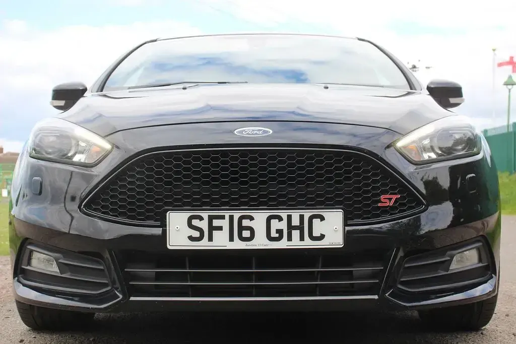 Used Ford Focus ST 250 HP (183 kW) 2016 Black Hatchback
