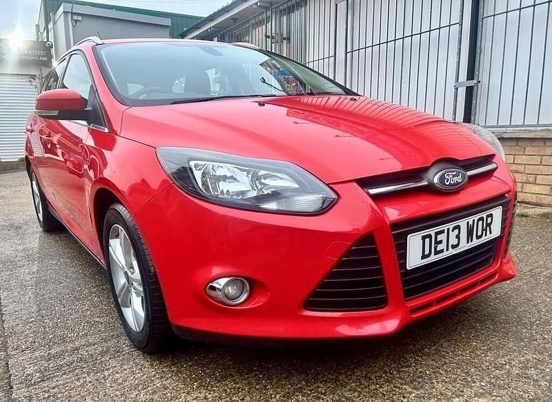 Used Ford Focus Zetec 105 HP (77 kW) 2013 Red Estate