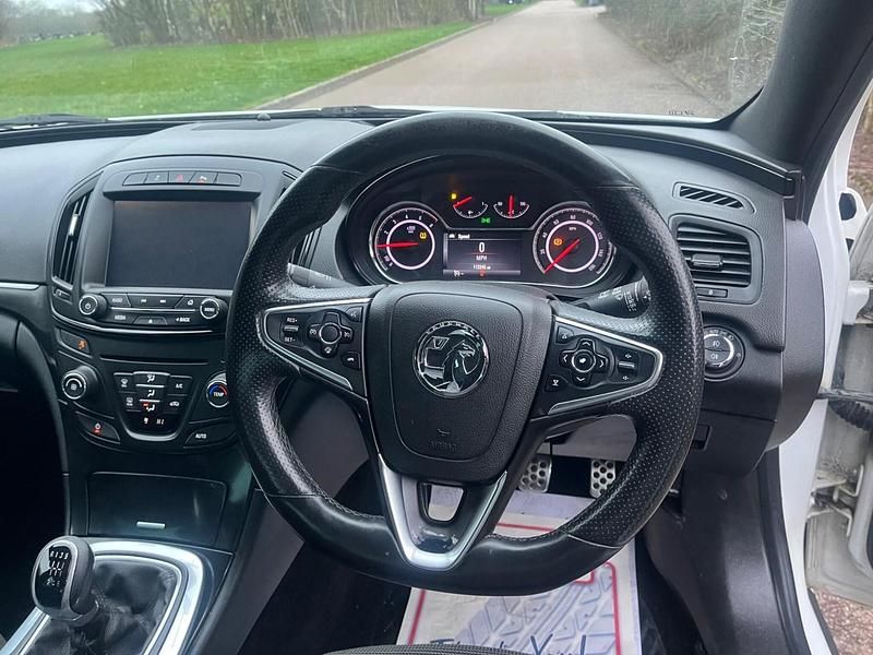 Used Vauxhall Insignia SRi 140 HP (102 kW) 2015 White Hatchback