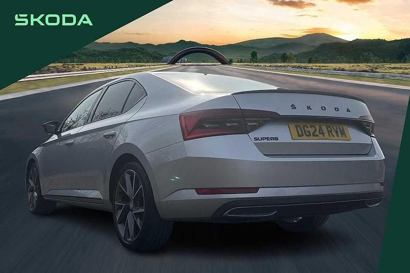 Usado Skoda Superb SportlinePlus 147 CV (108 kW) 2024 Plateado Utilitario