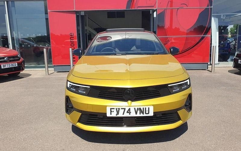Second-hand Vauxhall Astra Ultimate 131 CP (96 kW) 2024 Galben Hatchback