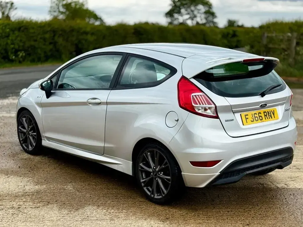 Used Ford Fiesta ST-Line 125 HP (91 kW) 2016 Silver Hatchback
