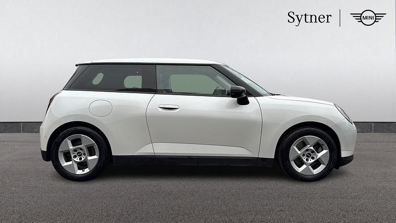 Begagnad Mini Cooper Hatch 133 kW (181 HK) 2024 Vit Halvkombi
