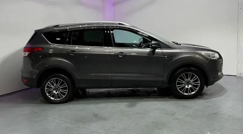 Usado Ford Kuga Titanium 140 HP (102 kW) 2014 Cinzento SUV