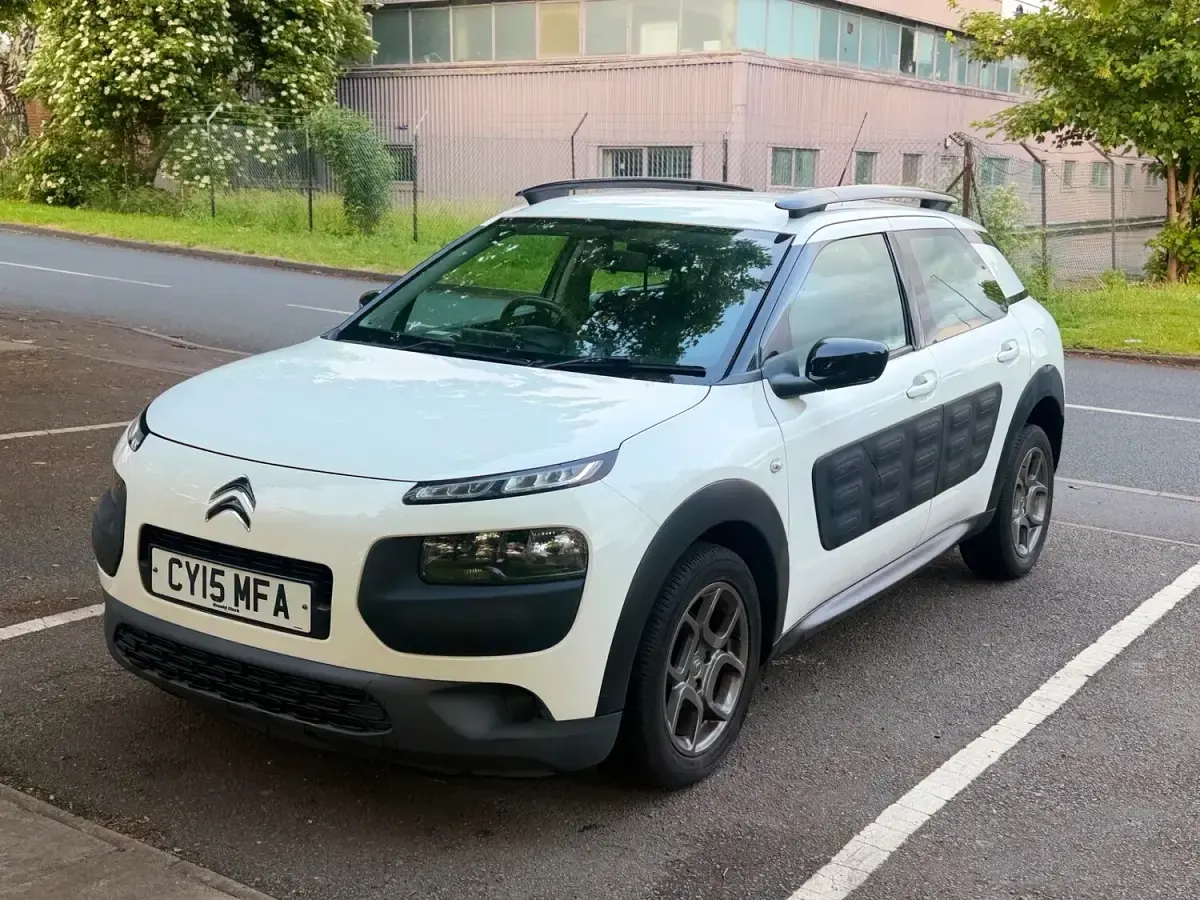 Used Citroën C4 Cactus Feel 100 HP (73 kW) 2015 White Hatchback