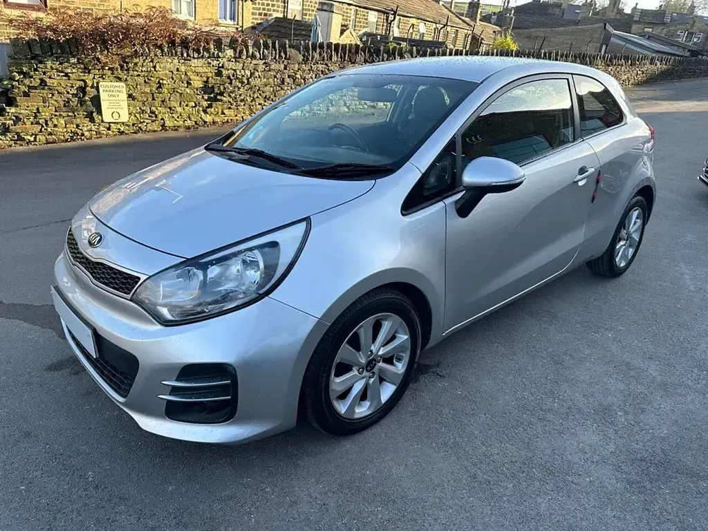 Used Kia Rio 83 HP (61 kW) 2016 Silver Hatchback