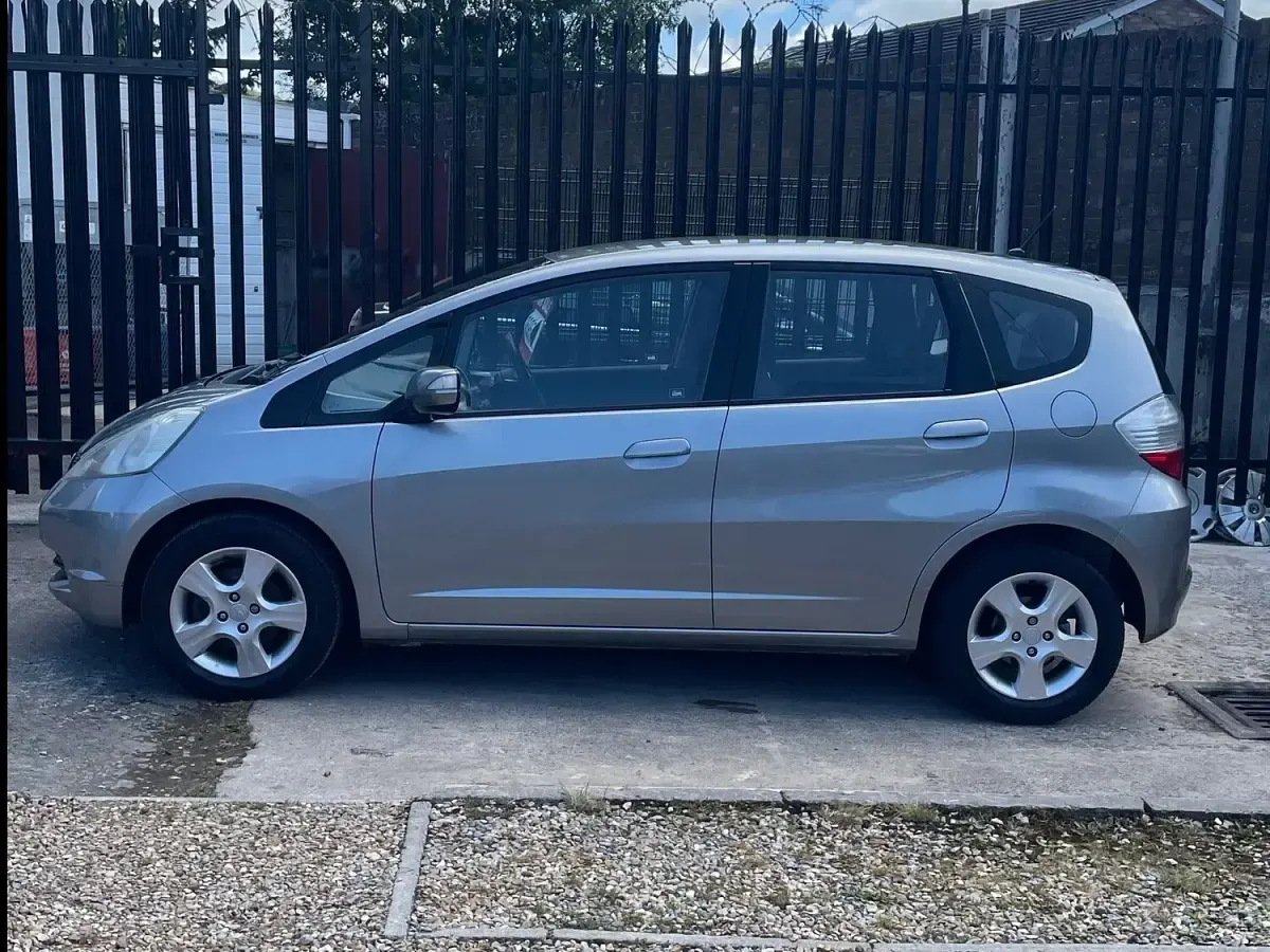 Used Honda Jazz ES 100 HP (73 kW) 2010 Silver Hatchback