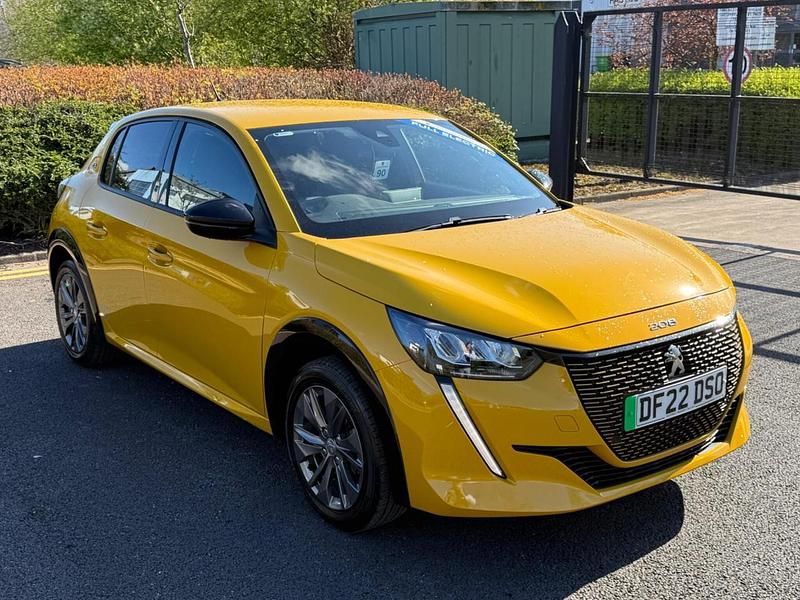 Second-hand Peugeot e-208 Allure Premium 98 kW (134 CP) 2022 Galben Hatchback