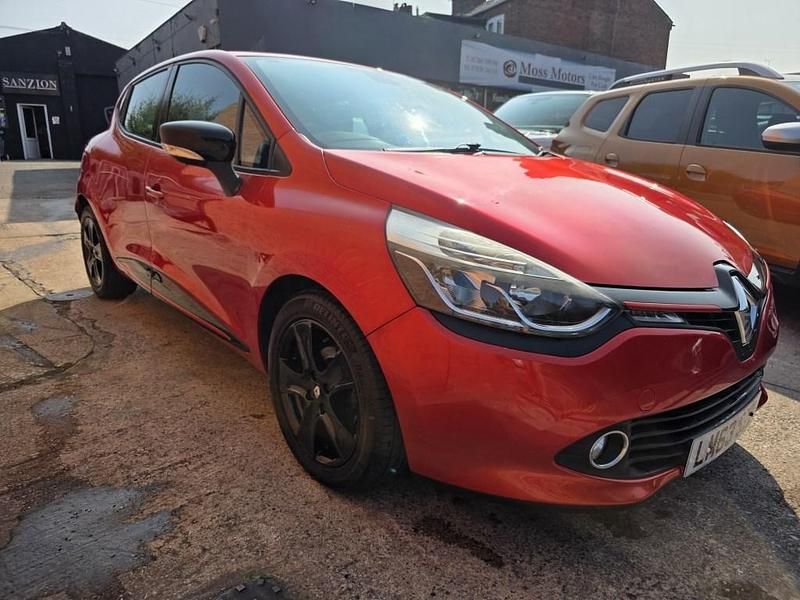 Red Used 2013 Renault Clio IV Dynamique Hatchback | £4,495 (Fair price) - Image 1/4