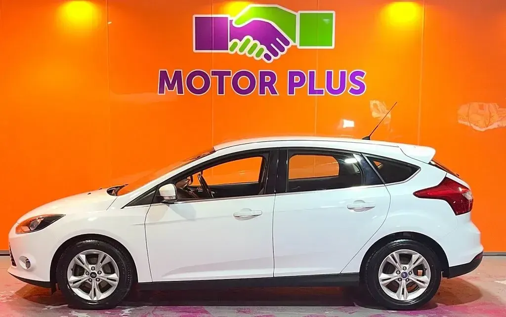 Used Ford Focus Zetec 115 HP (84 kW) 2014 White Hatchback