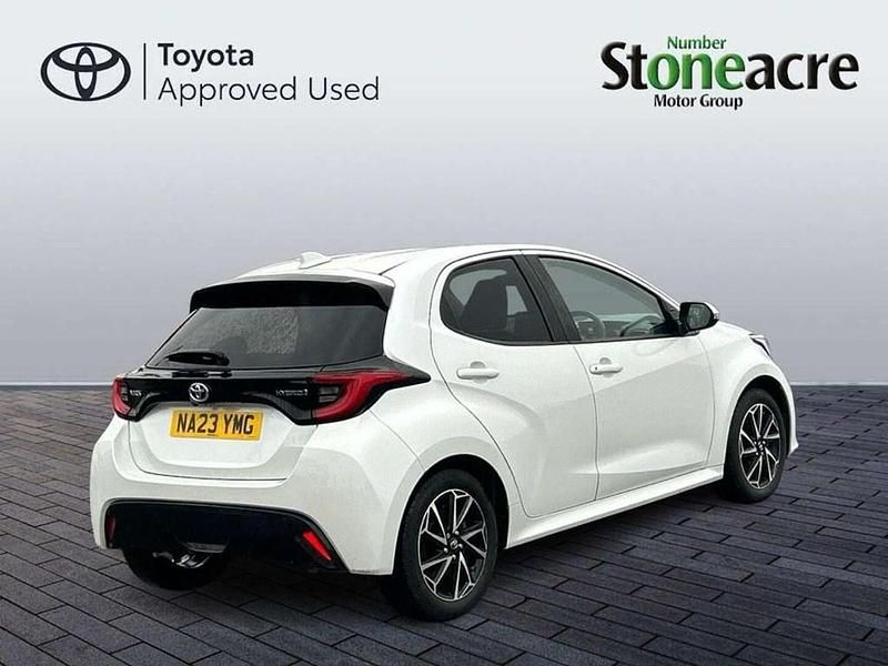 Used Toyota Yaris Hybrid Design 116 HP (85 kW) 2023 White Hatchback