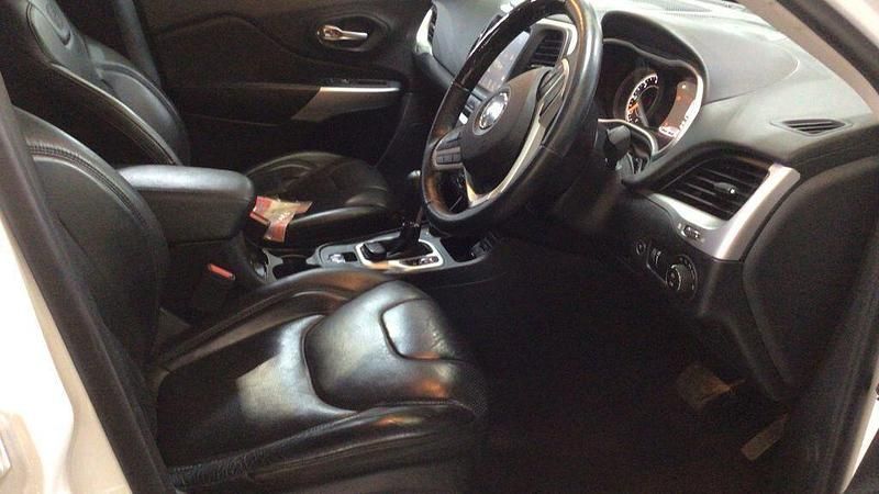 Used Jeep Cherokee Overland 2018 White SUV