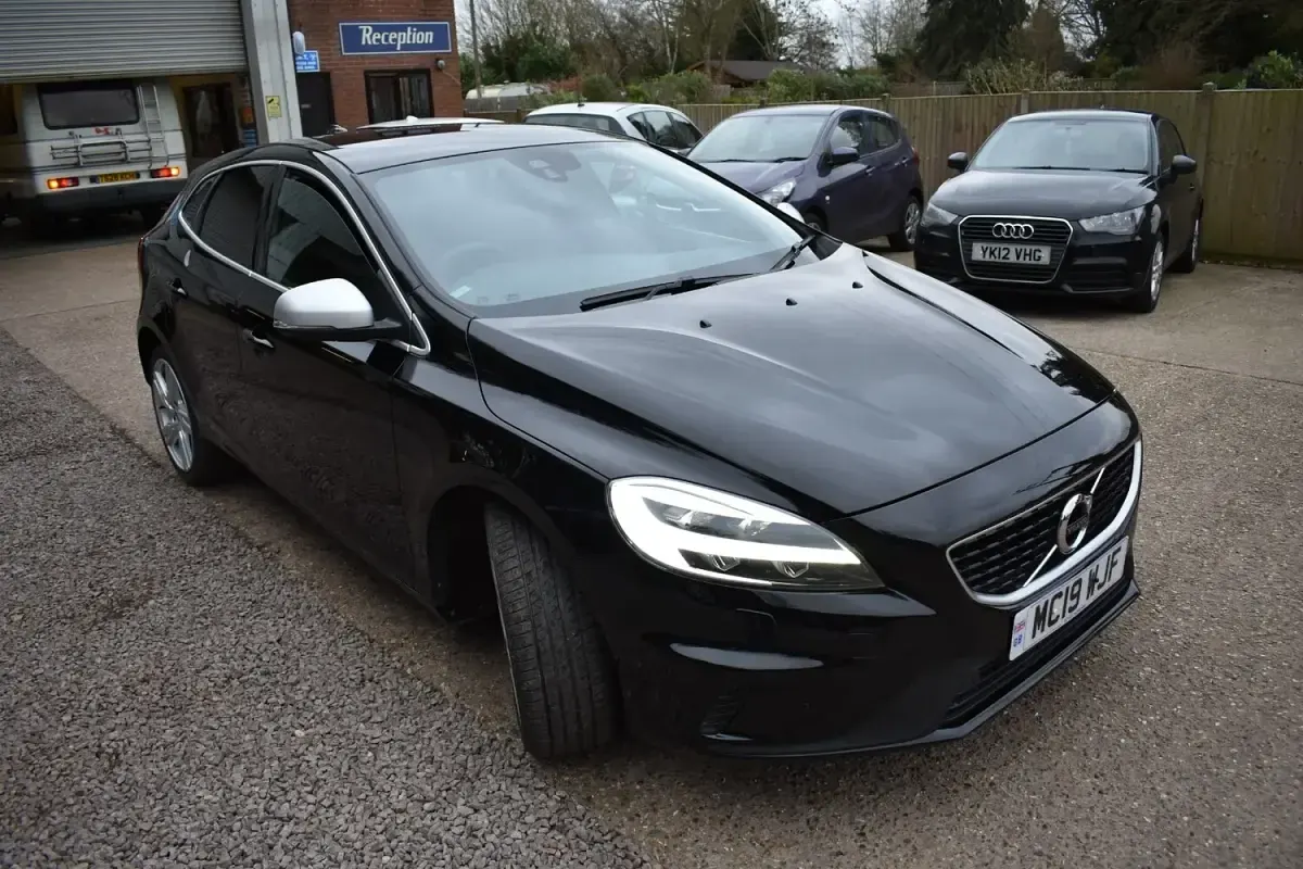 Used Volvo V40 R-Design 122 HP (89 kW) 2019 Black Hatchback