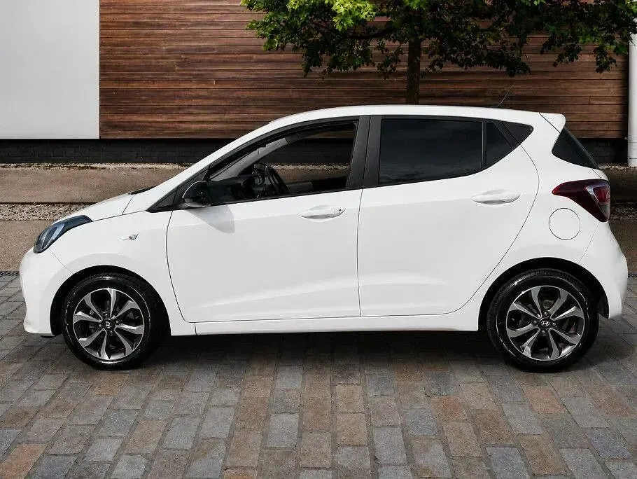 Used Hyundai i10 67 HP (49 kW) 2019 White Hatchback