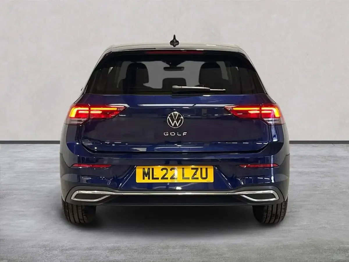Second-hand VW Golf VIII Active 130 CP (95 kW) 2022 Albastru Hatchback