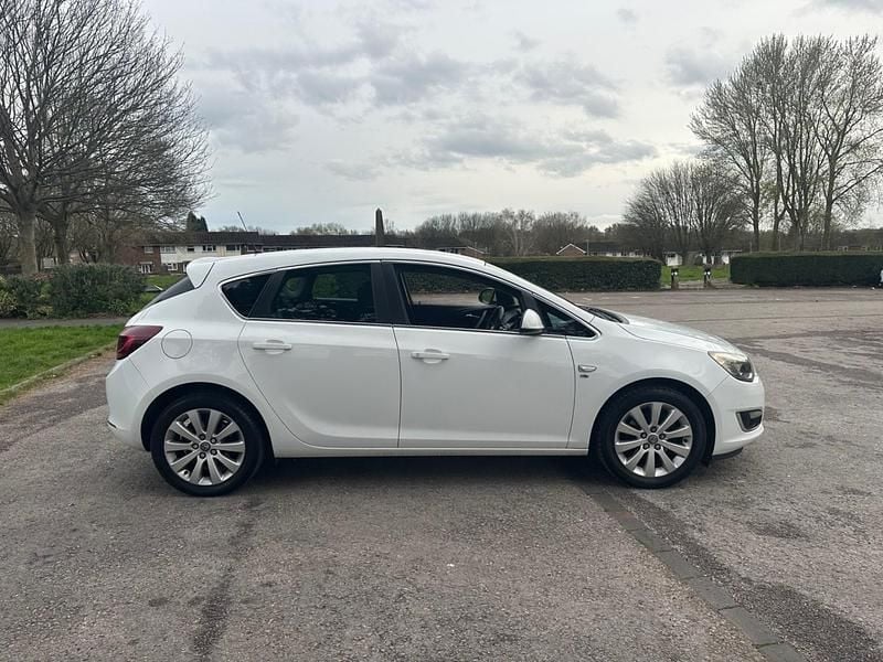 Used Vauxhall Astra Elite 165 HP (121 kW) 2014 White Hatchback