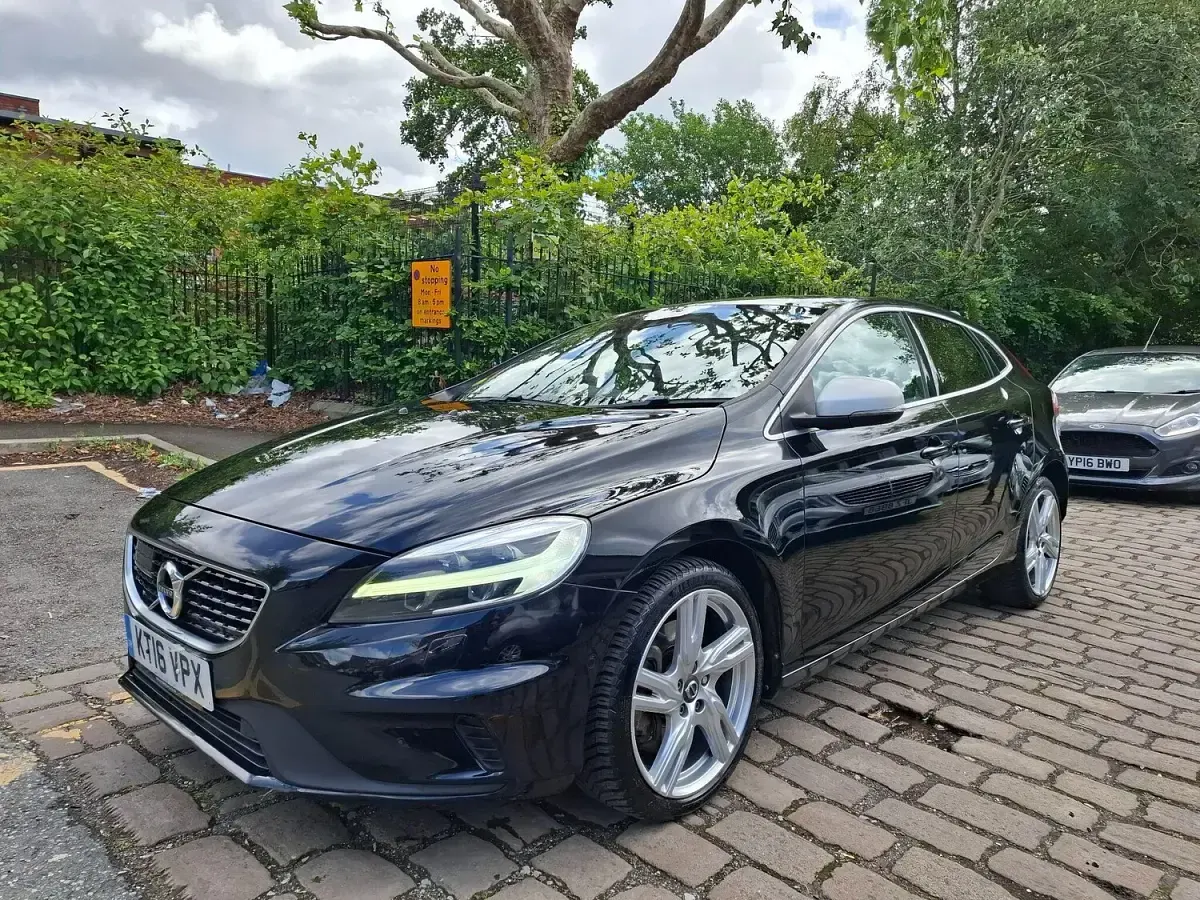 Used Volvo V40 R-Design Pro 190 HP (139 kW) 2016 Black Hatchback