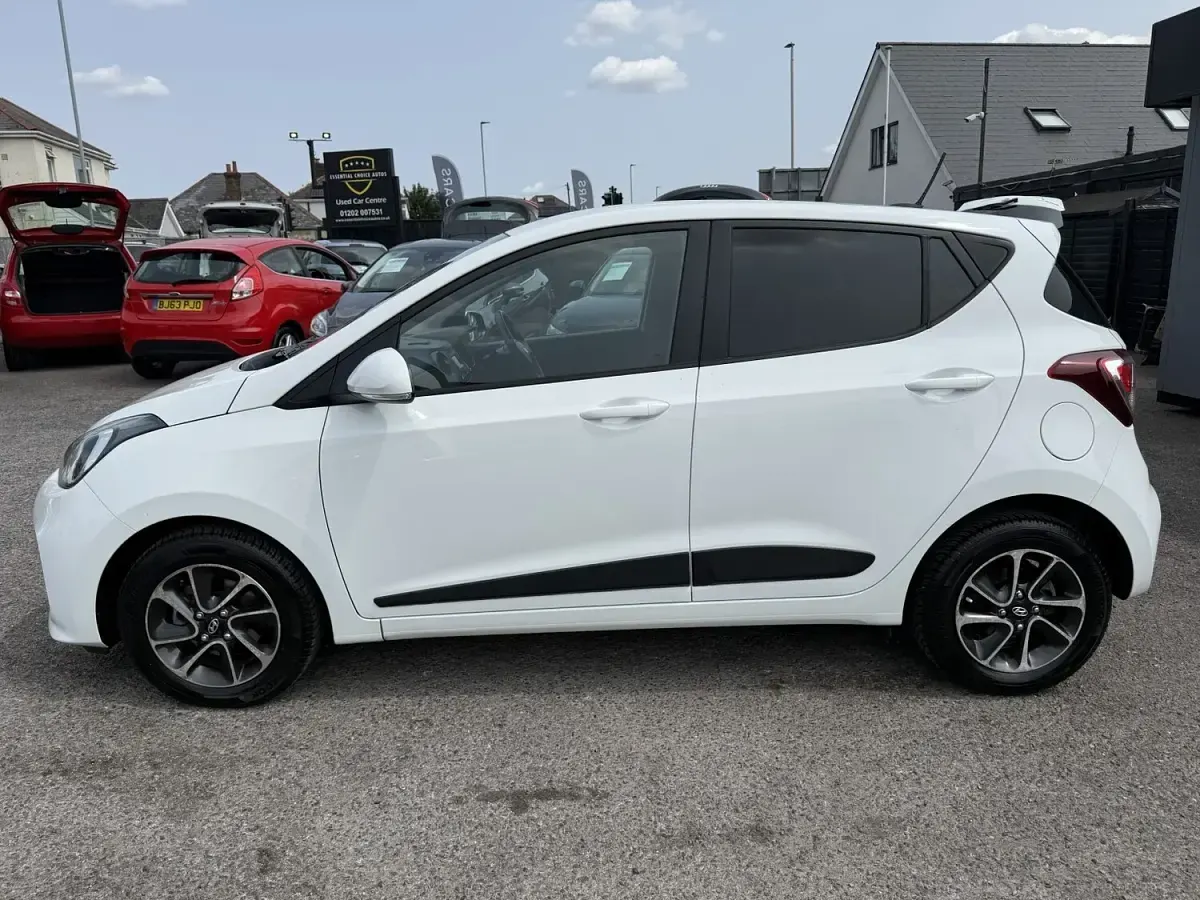 Used Hyundai i10 Premium 87 HP (63 kW) 2017 White Hatchback