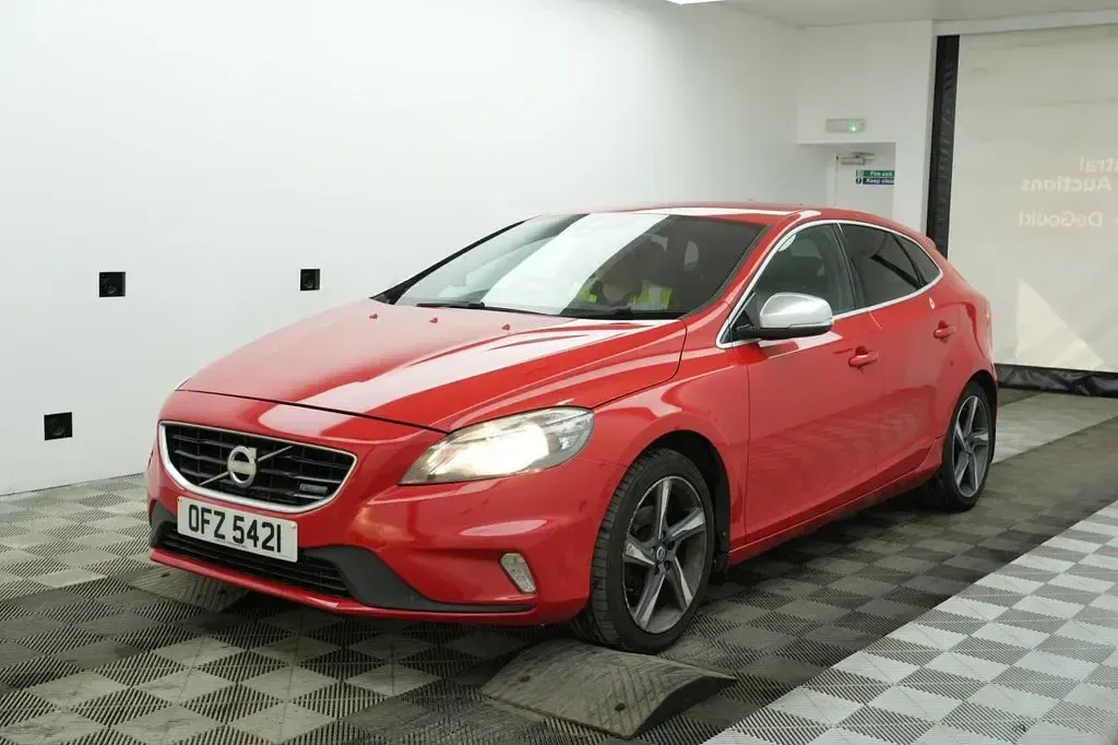 Used Volvo V40 R-Design 115 HP (84 kW) 2013 Red Hatchback