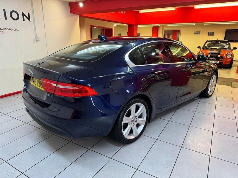Begagnad Jaguar XE Portfolio 177 HK (130 kW) 2016 Blå Sedan