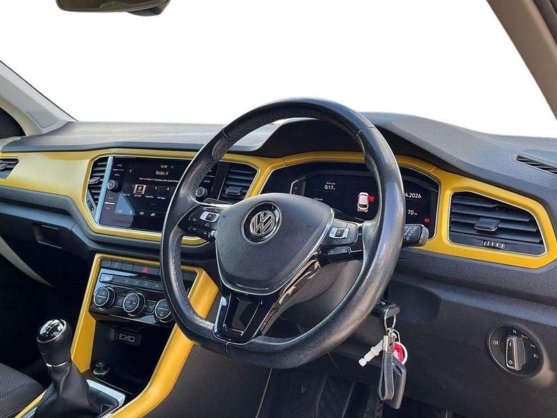 Usado VW T-Roc Design 150 HP (110 kW) 2018 Amarelo SUV