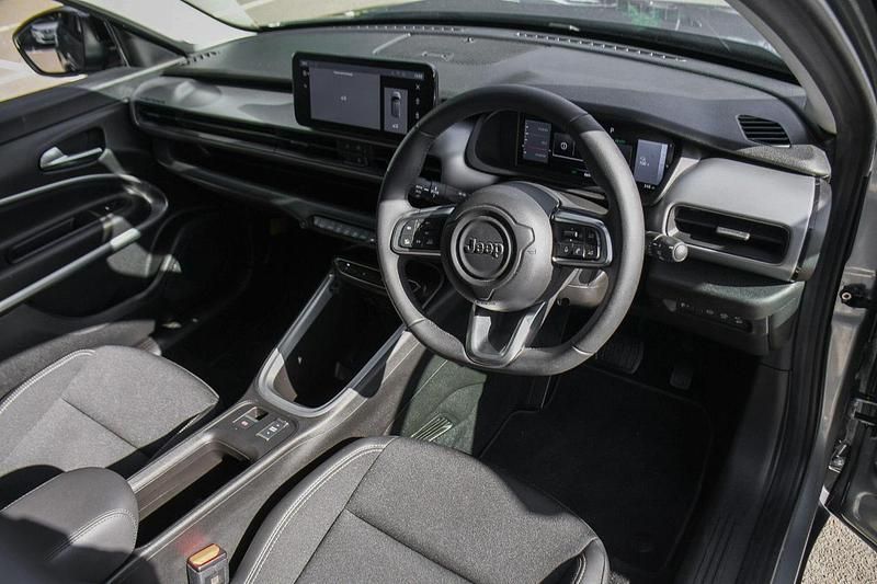Begagnad Jeep Avenger EV Summit 113 kW (154 HK) 2024 Grå SUV