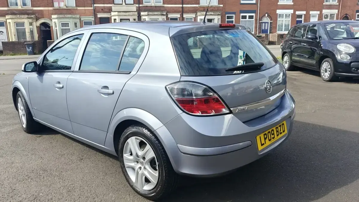 Usado Vauxhall Astra Active 115 CV (84 kW) 2009 Plateado Utilitario
