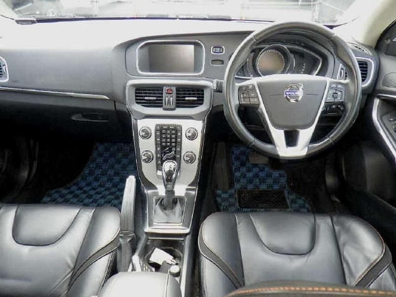 Used Volvo V40 2015 White Hatchback