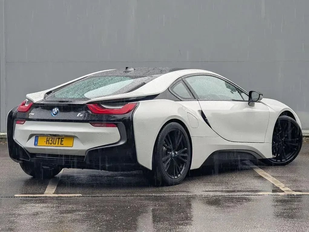 Used BMW i8 Pure Impulse 362 HP (266 kW) 2016 Multicolour Coupe