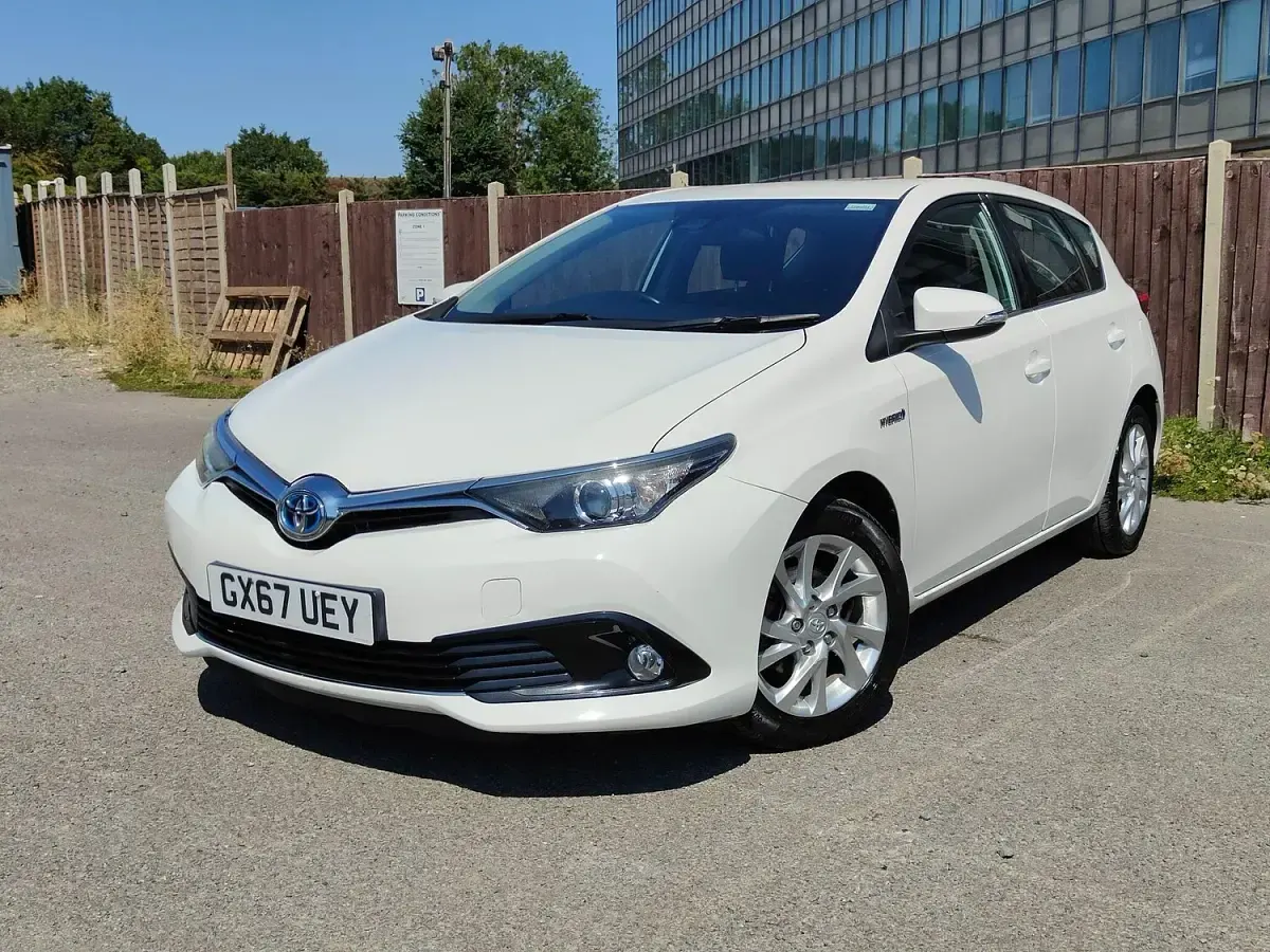 Used Toyota Auris Hybrid Business Edition 136 HP (100 kW) 2017 White Hatchback