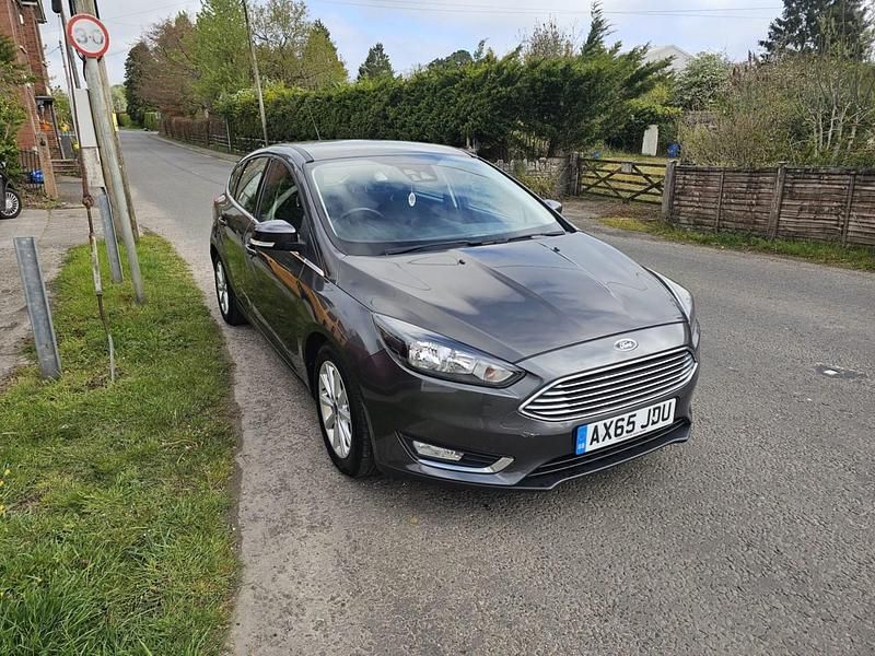 Begagnad Ford Focus Titanium 2016 Grå Halvkombi
