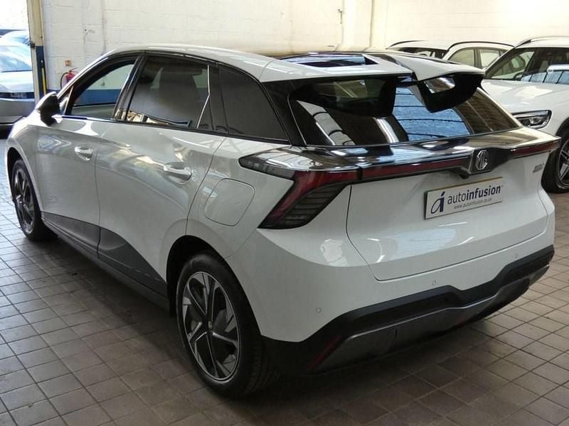 Used MG MG4 EV Trophy 63 kW (87 HP) 2023 White Hatchback