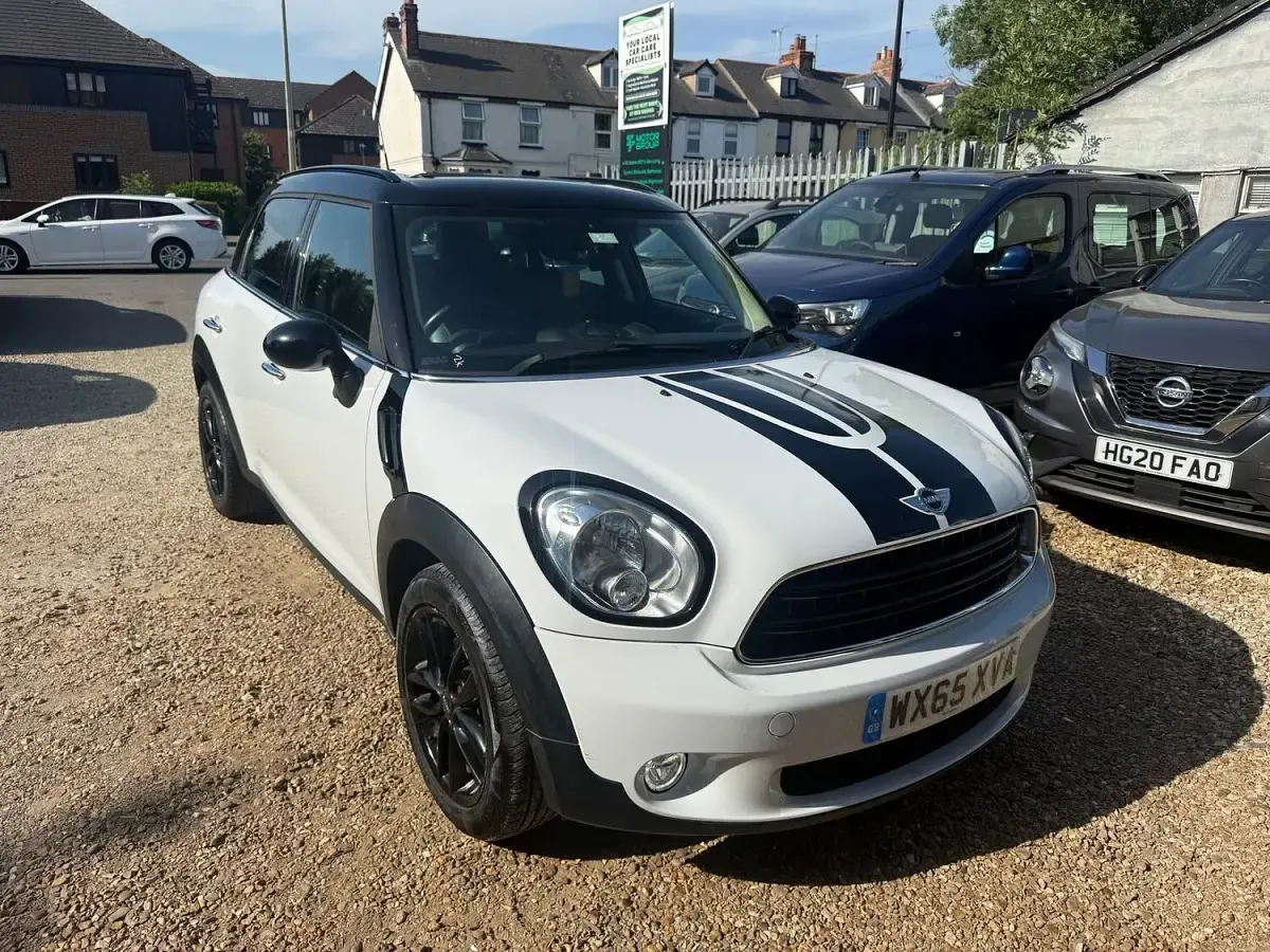 Used Mini Cooper D 2015 White Hatchback