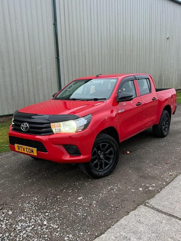 Used Toyota HiLux Active 150 HP (110 kW) 2020 Red Pickup