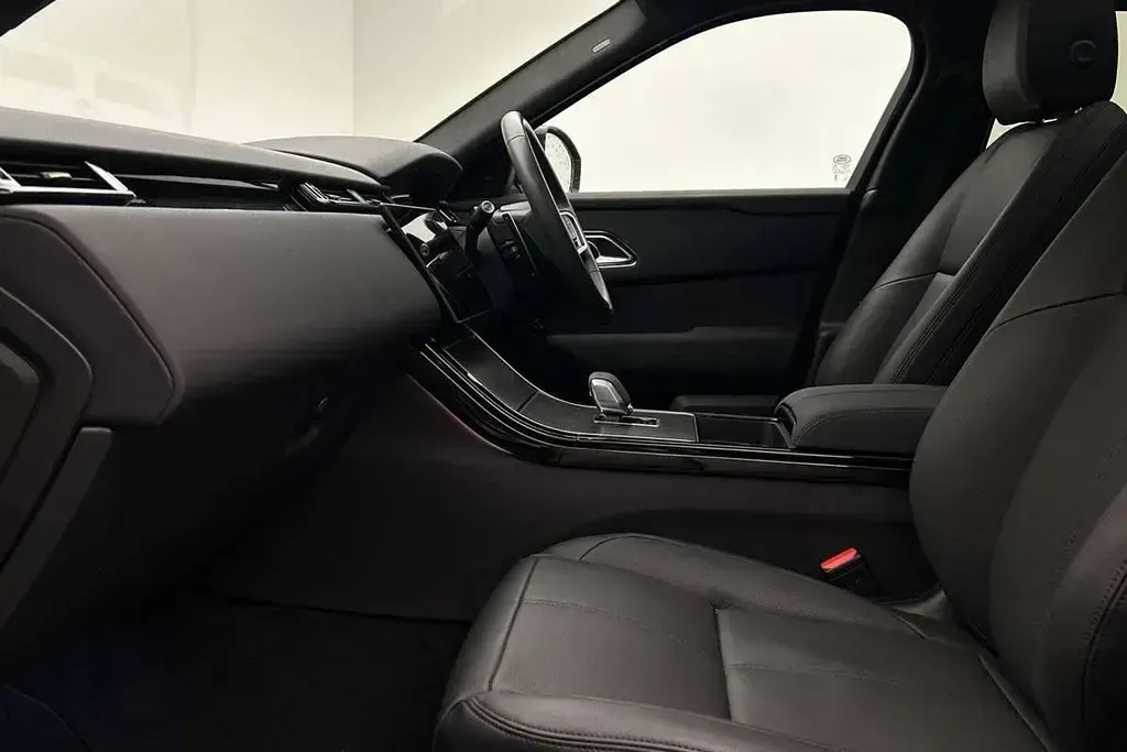 Second-hand Land Rover Range Rover Velar SE Dynamic 200 CP (147 kW) 2024 Argintiu SUV
