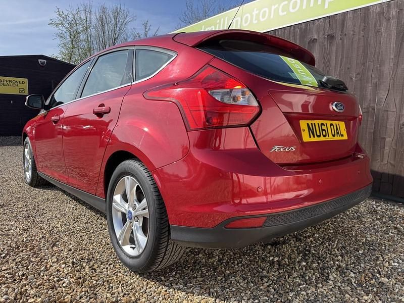 Used Ford Focus Zetec 125 HP (91 kW) 2011 Red Hatchback