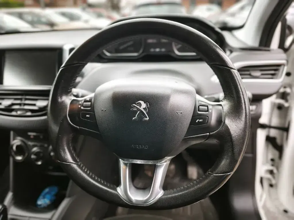 Used Peugeot 208 Active 82 HP (60 kW) 2017 White Hatchback