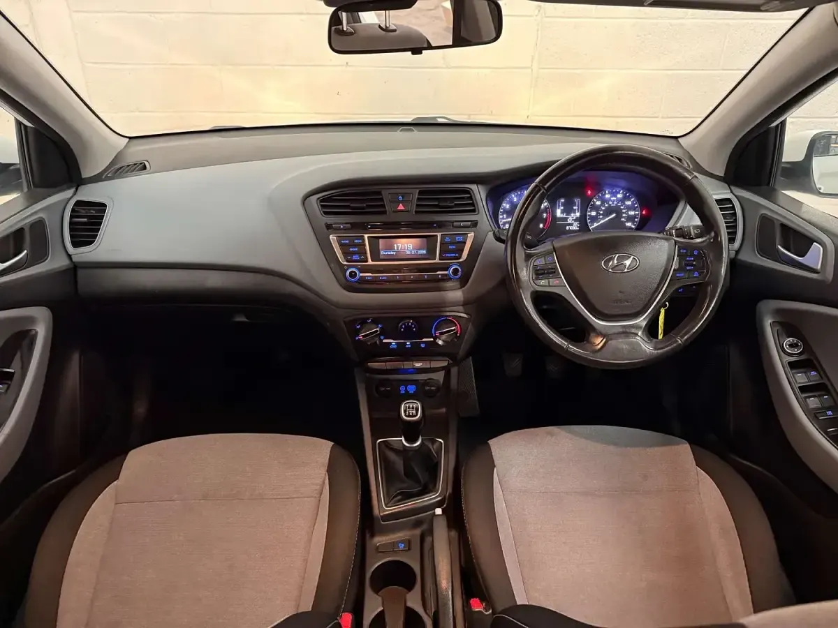 Used Hyundai i20 SE 84 HP (61 kW) 2015 White Hatchback
