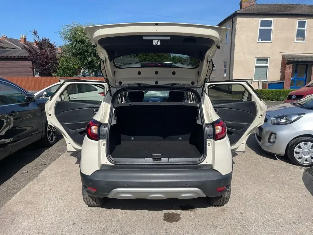 Used Renault Captur Dynamique 90 HP (66 kW) 2018 Cream/black SUV
