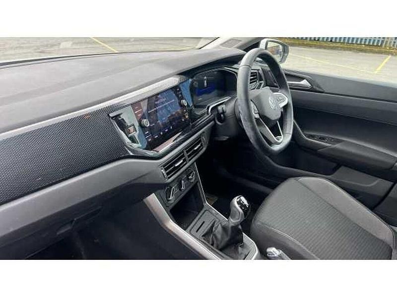Used VW Polo Life 95 HP (69 kW) 2024 Pure white Hatchback