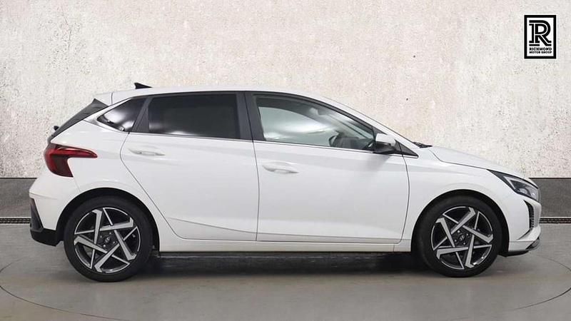 Used Hyundai i20 Premium 101 HP (74 kW) 2025 White Hatchback