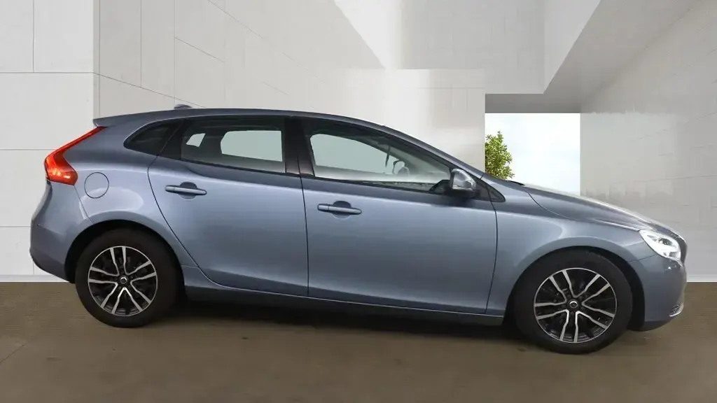 Used Volvo V40 Momentum 122 HP (89 kW) 2017 Blue Hatchback