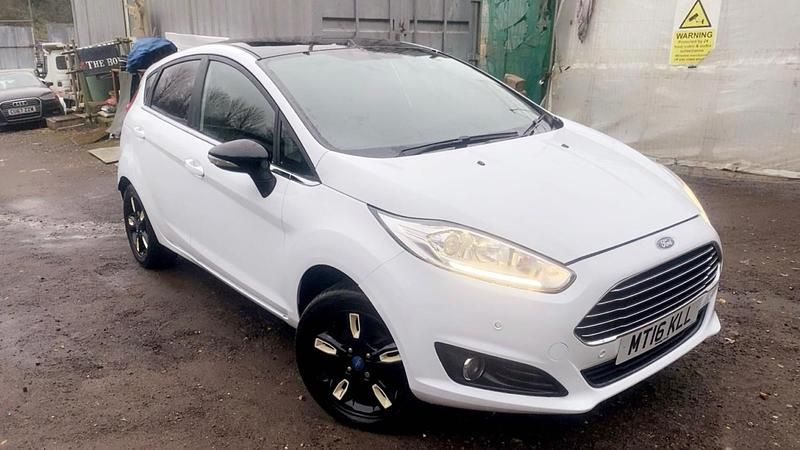 Używany Ford Fiesta Zetec 2016 Biały Hatchback