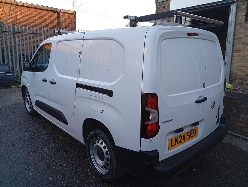 Second-hand Vauxhall Combo 100 CP (73 kW) 2024 Alb Monovolum