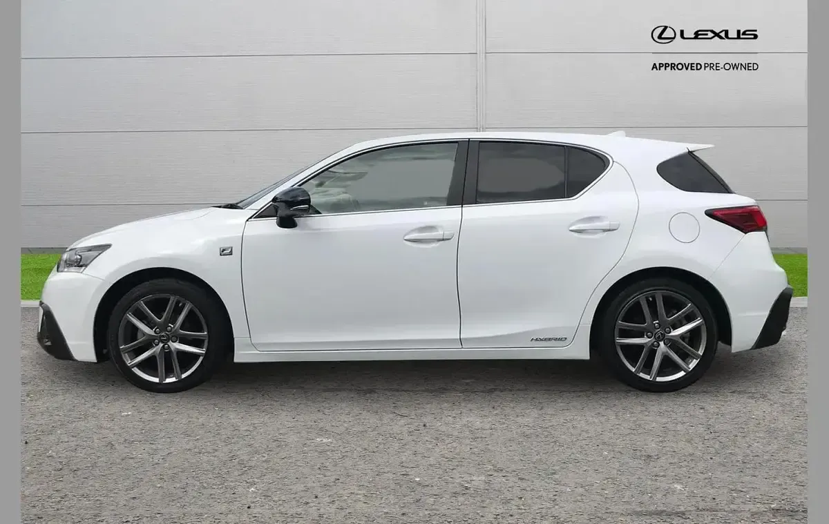 Used Lexus CT200h Sport Line 134 HP (98 kW) 2018 White Hatchback