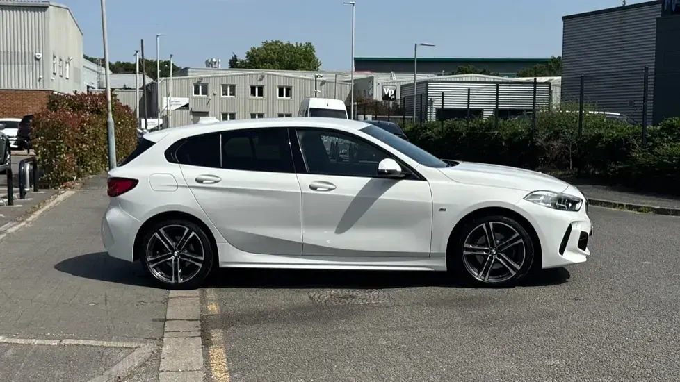 Usado BMW 118 M Sport 134 HP (98 kW) 2023 Branco Citadino